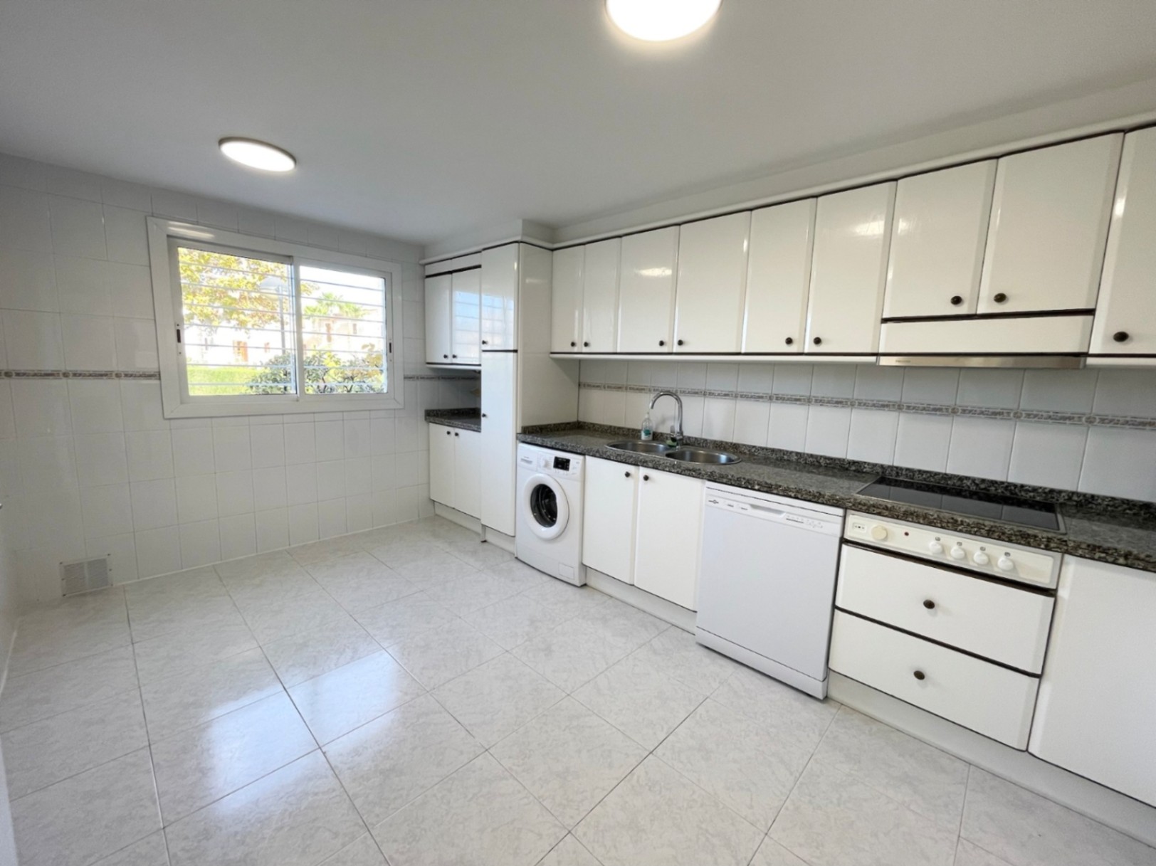 COB004 - Sun-Filled Townhouse with Private Garage in L’Albir