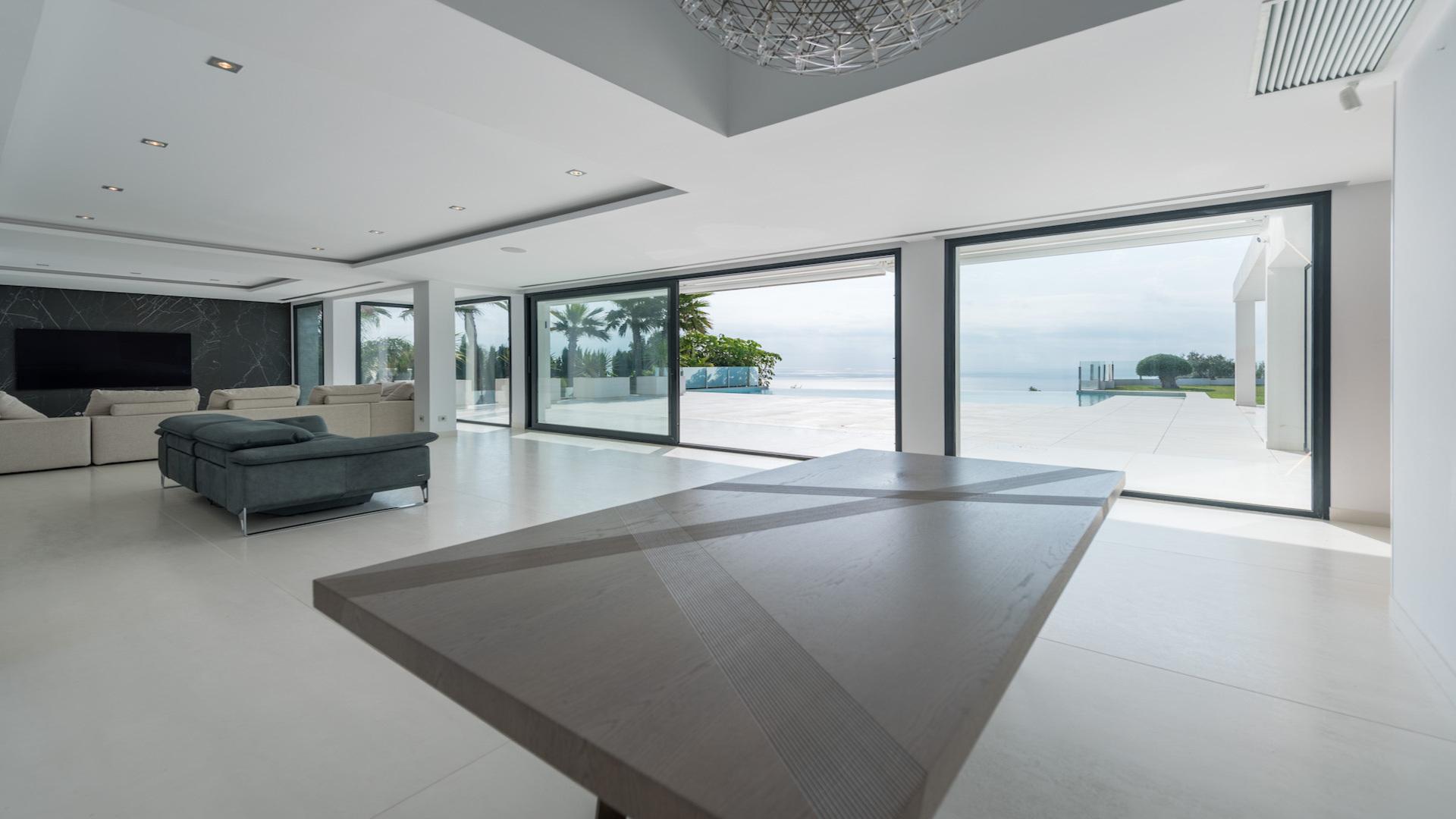 NE1342V - Luxury villa first line
