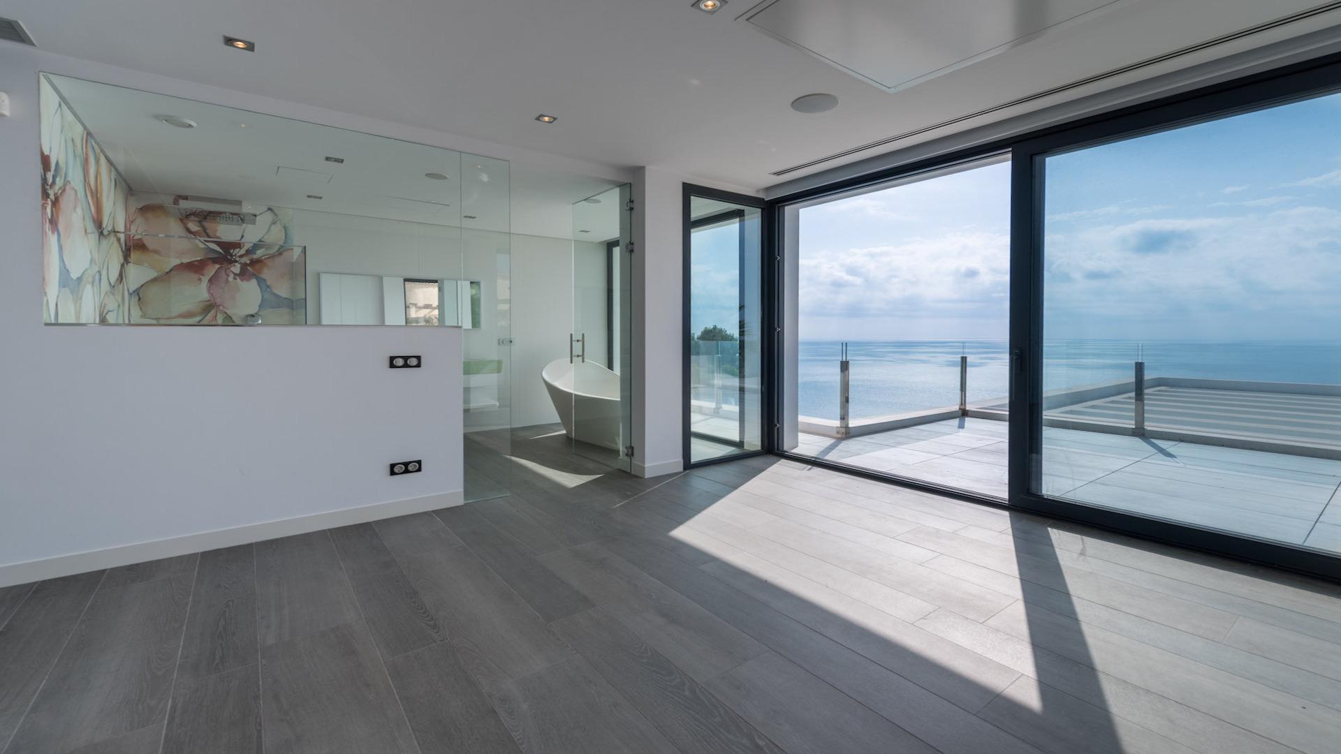 NE1342V - Luxury villa first line