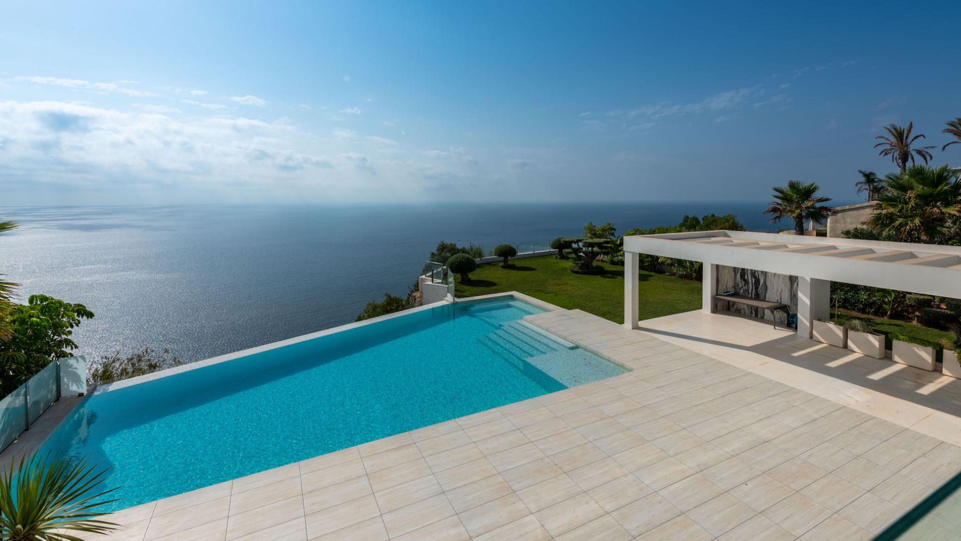 NE1342V - Luxury villa first line