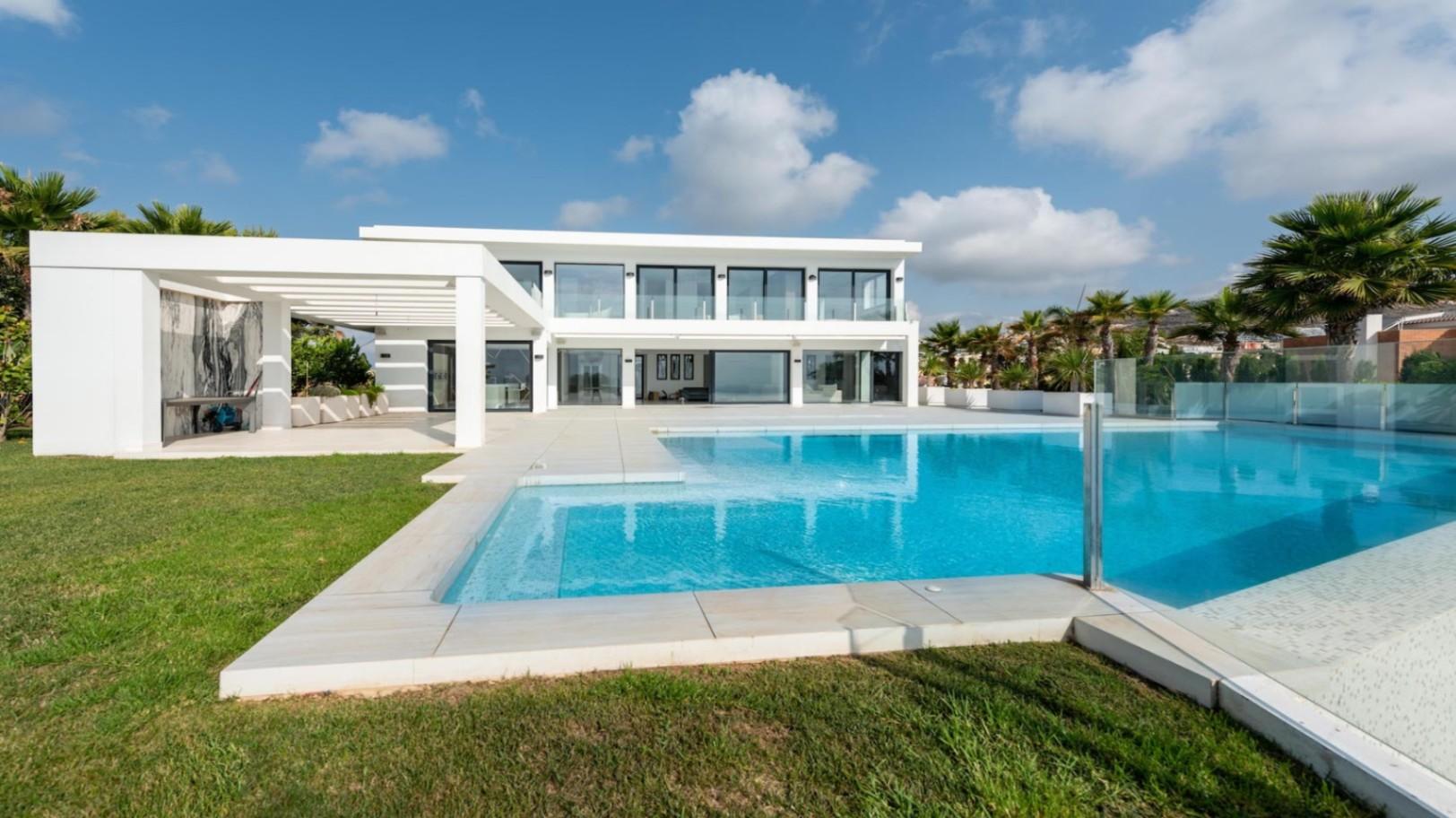 NE1342V - Luxury villa first line