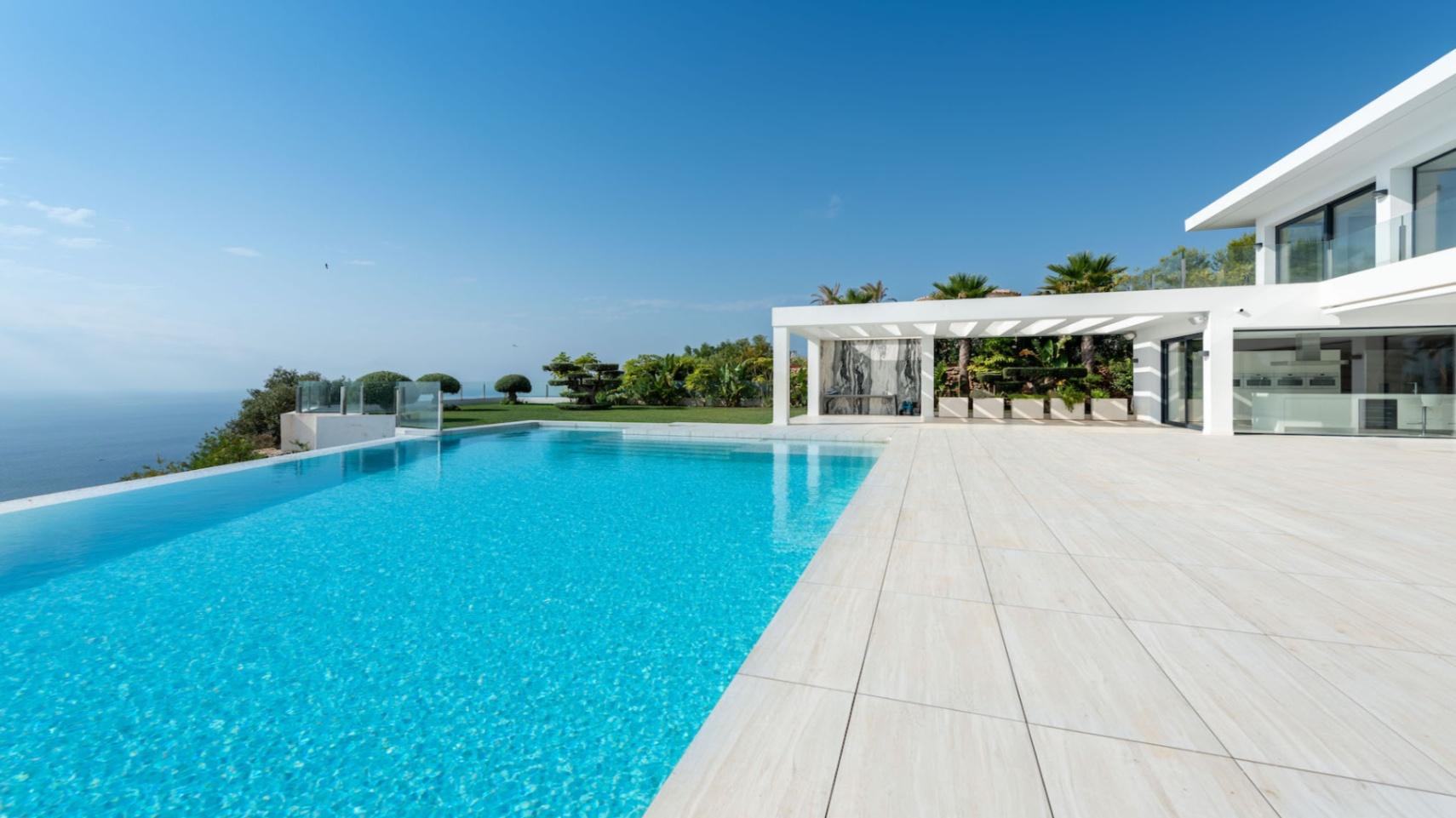 NE1342V - Luxury villa first line