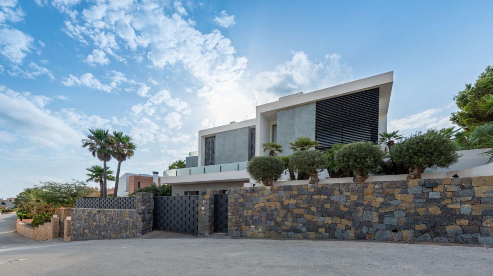 NE1342V - Luxury villa first line