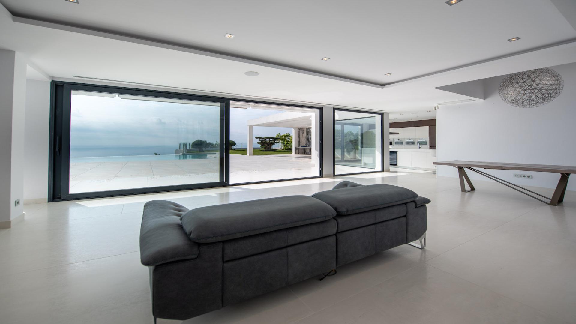 NE1342V - Luxury villa first line