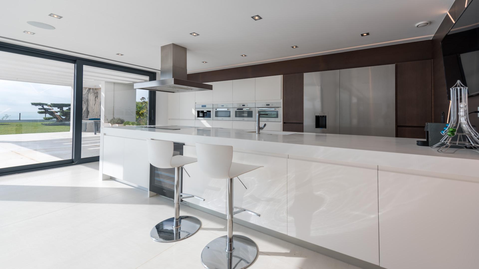 NE1342V - Luxury villa first line