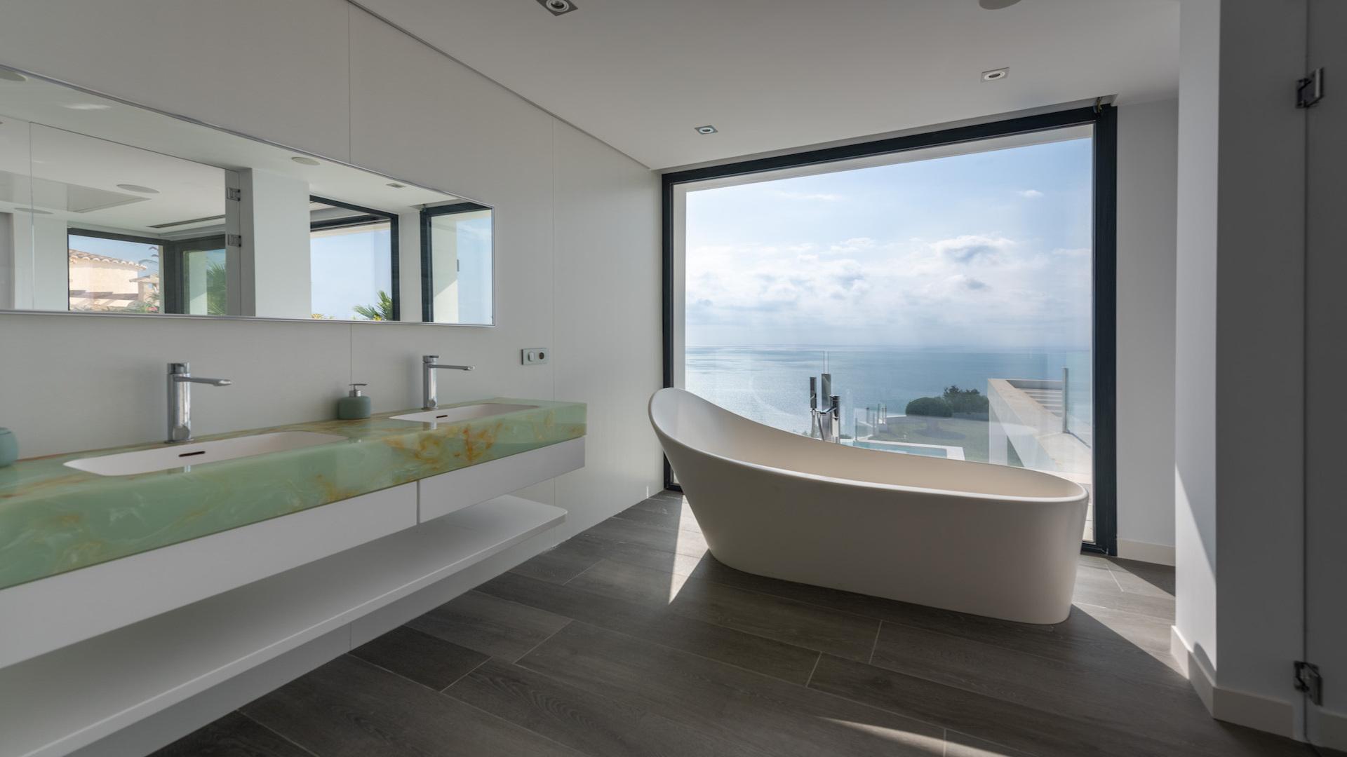 NE1342V - Luxury villa first line