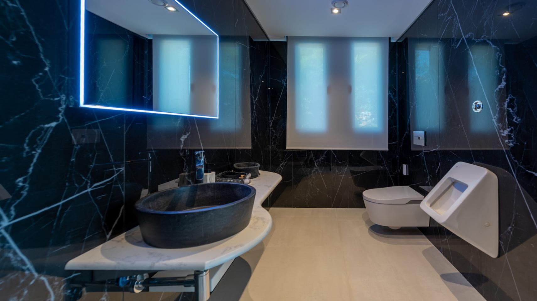 NE1342V - Luxury villa first line