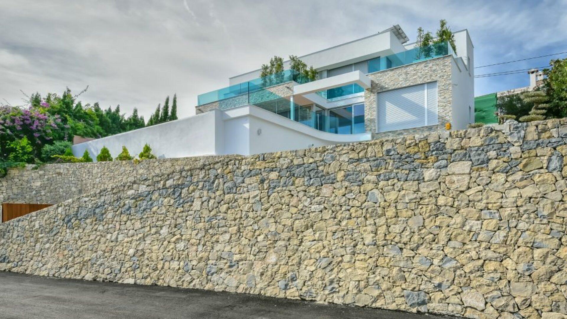 NE1320V - SPECTACULAR VILLA IN 1ST LINE OF THE SEA