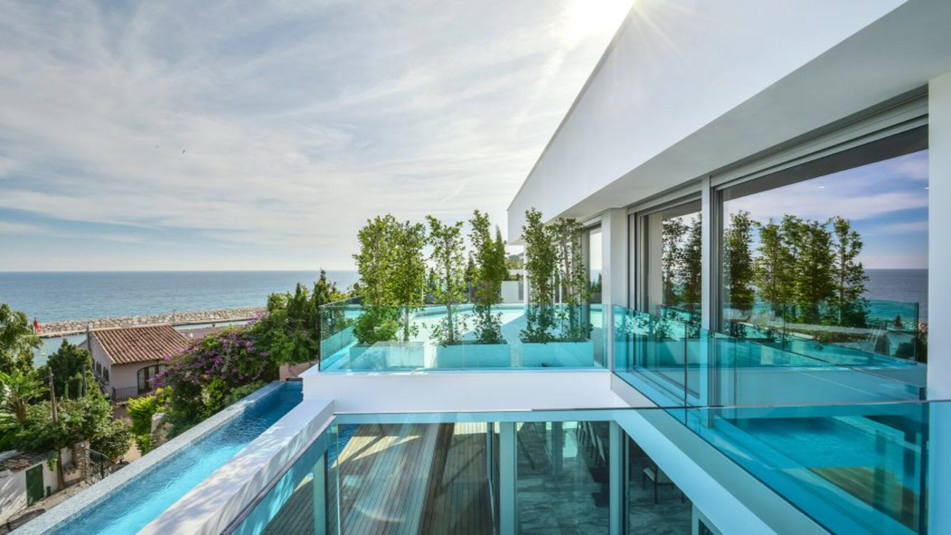 NE1320V - SPECTACULAR VILLA IN 1ST LINE OF THE SEA