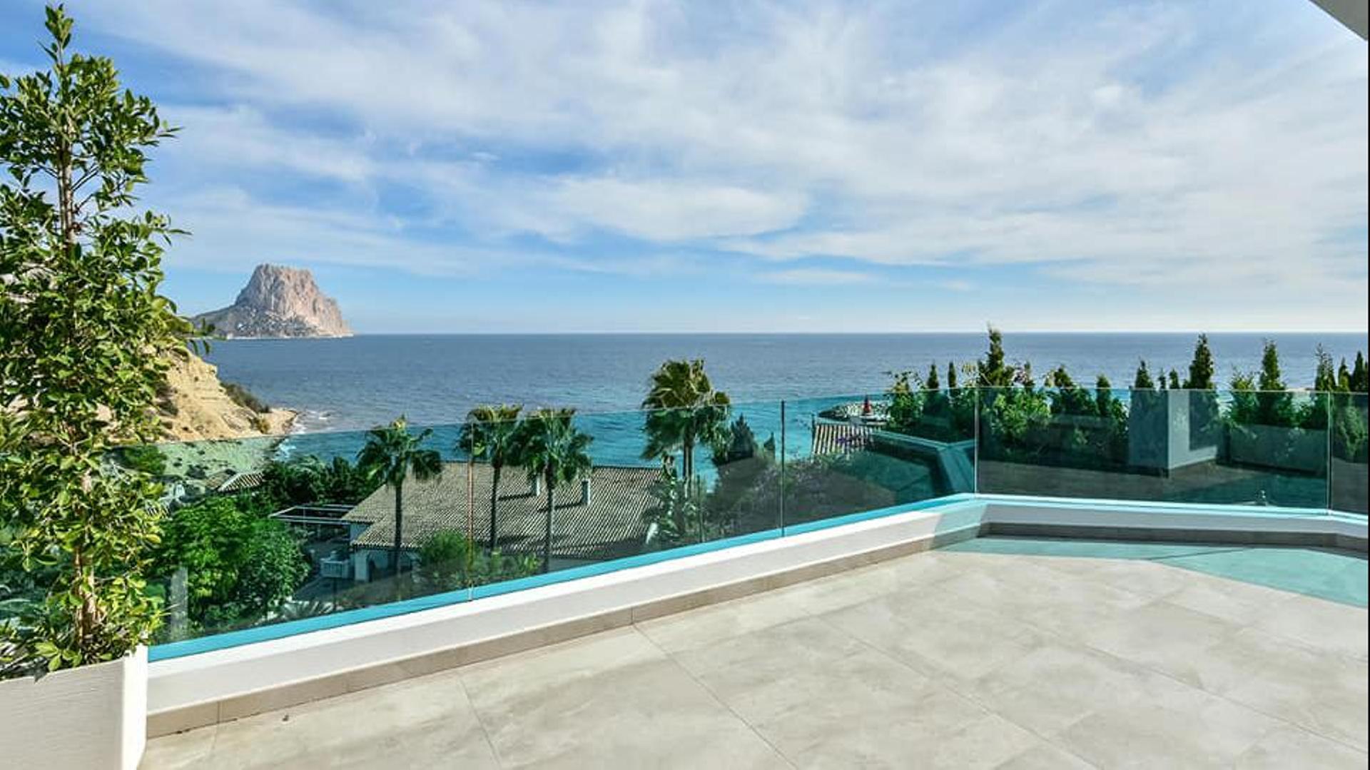 NE1320V - SPECTACULAR VILLA IN 1ST LINE OF THE SEA