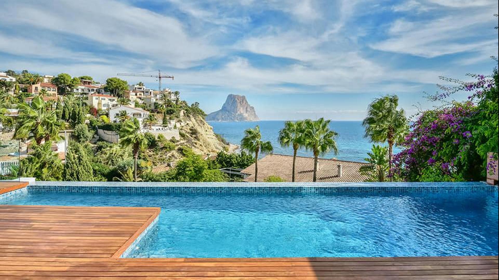 NE1320V - SPECTACULAR VILLA IN 1ST LINE OF THE SEA