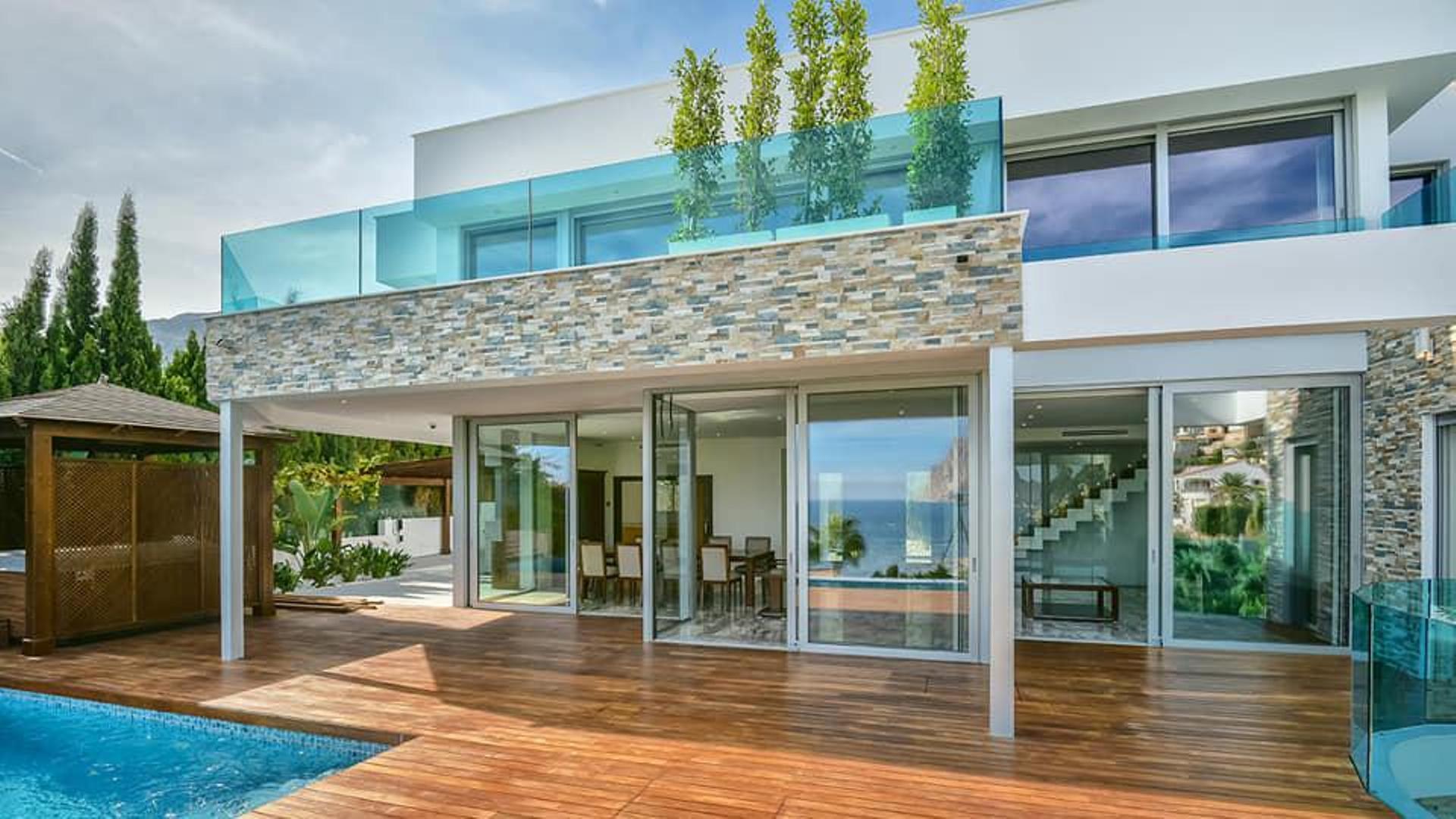 NE1320V - SPECTACULAR VILLA IN 1ST LINE OF THE SEA