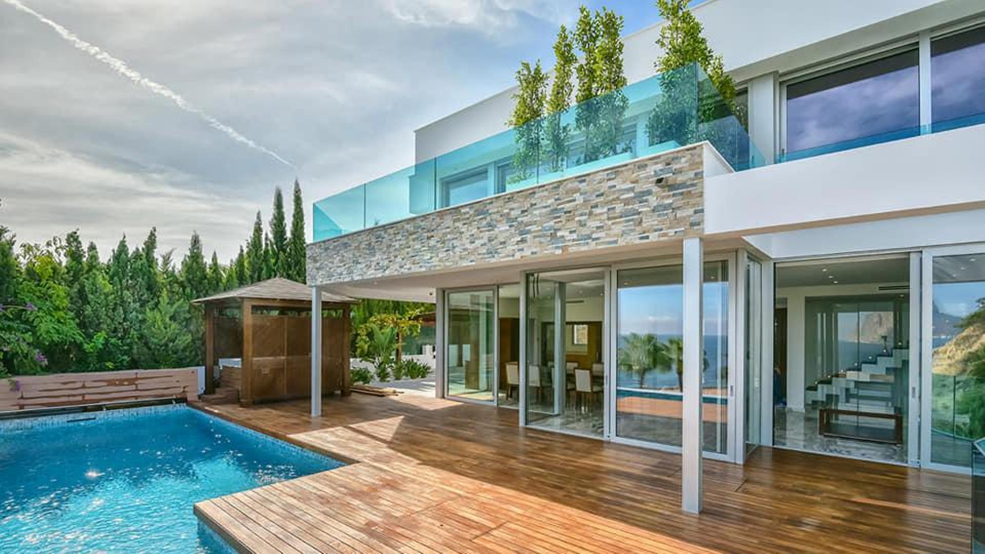 NE1320V - SPECTACULAR VILLA IN 1ST LINE OF THE SEA