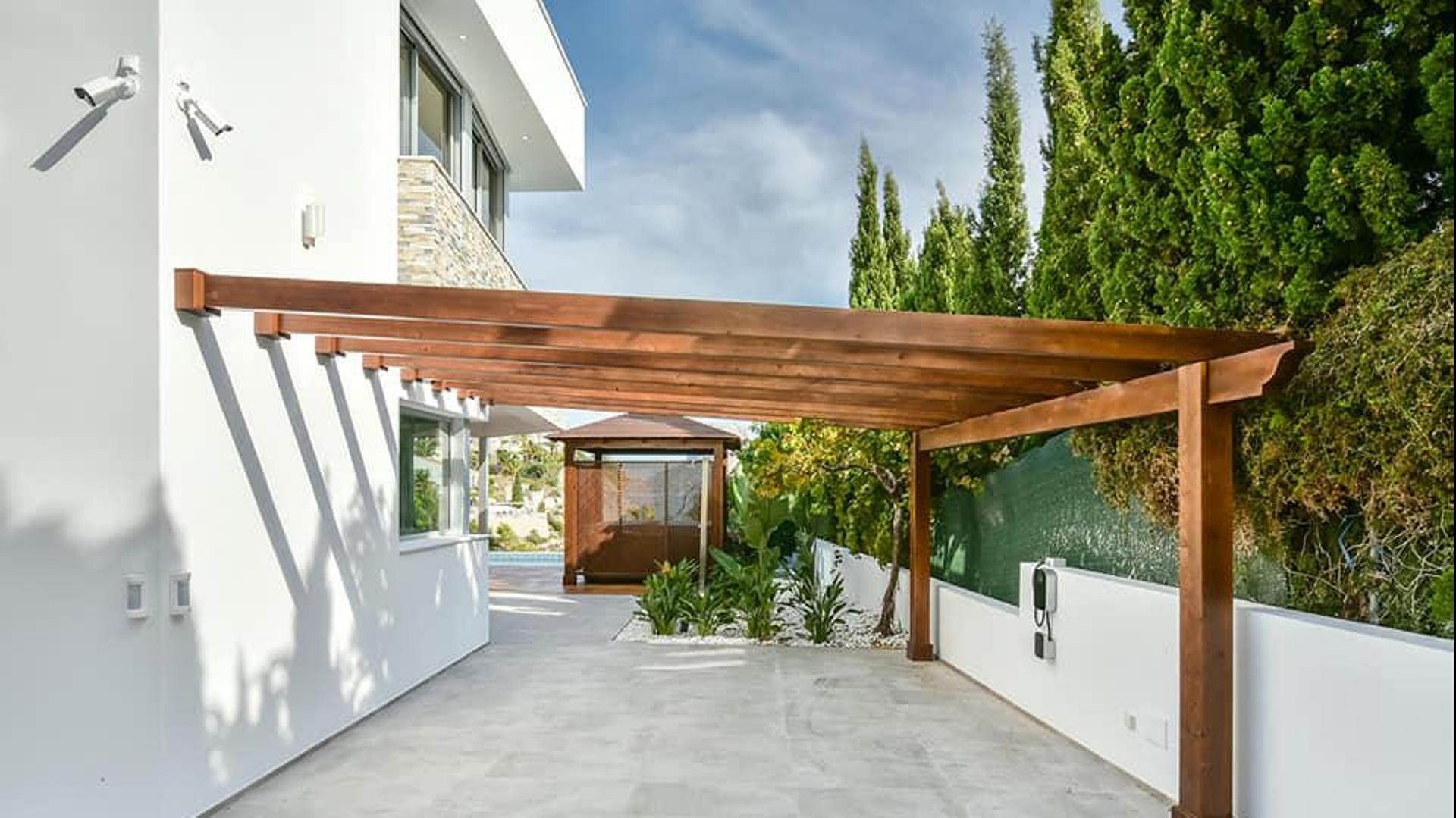 NE1320V - SPECTACULAR VILLA IN 1ST LINE OF THE SEA