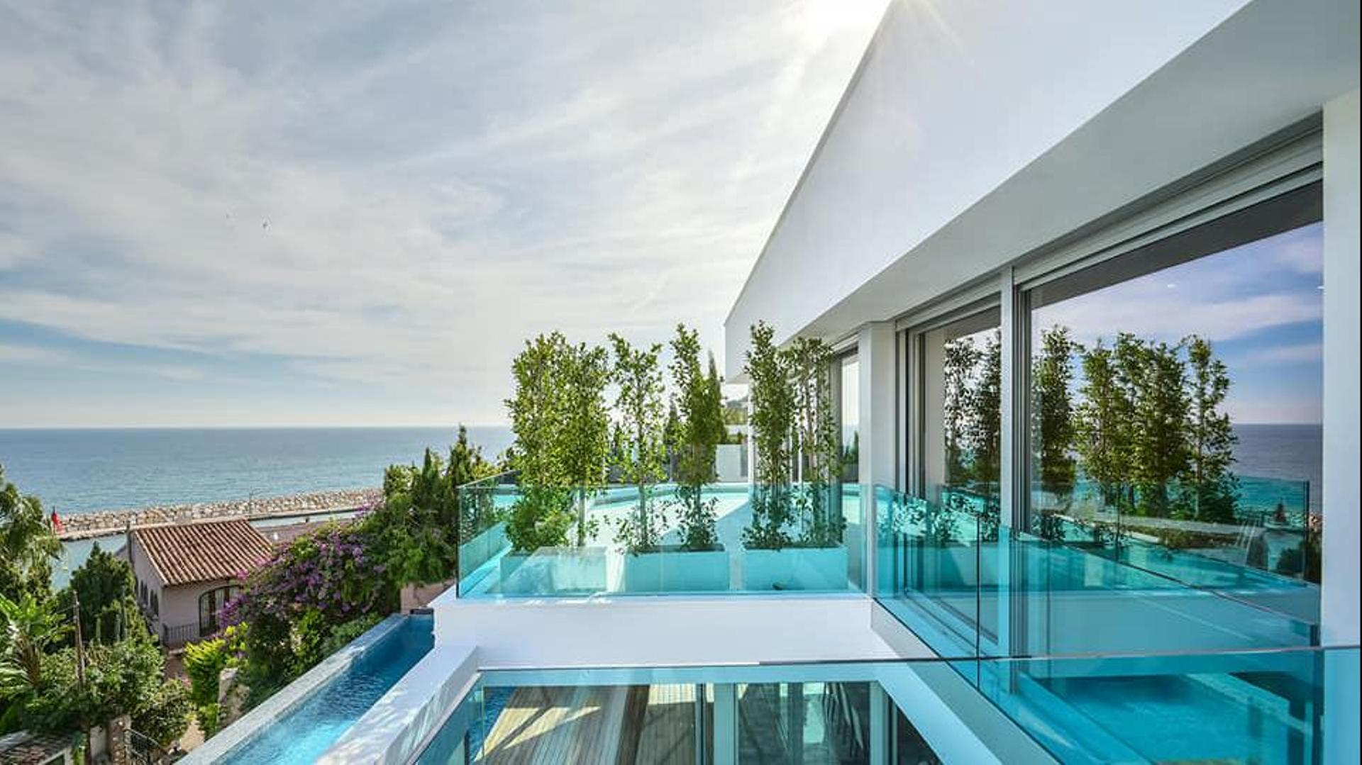 NE1320V - SPECTACULAR VILLA IN 1ST LINE OF THE SEA