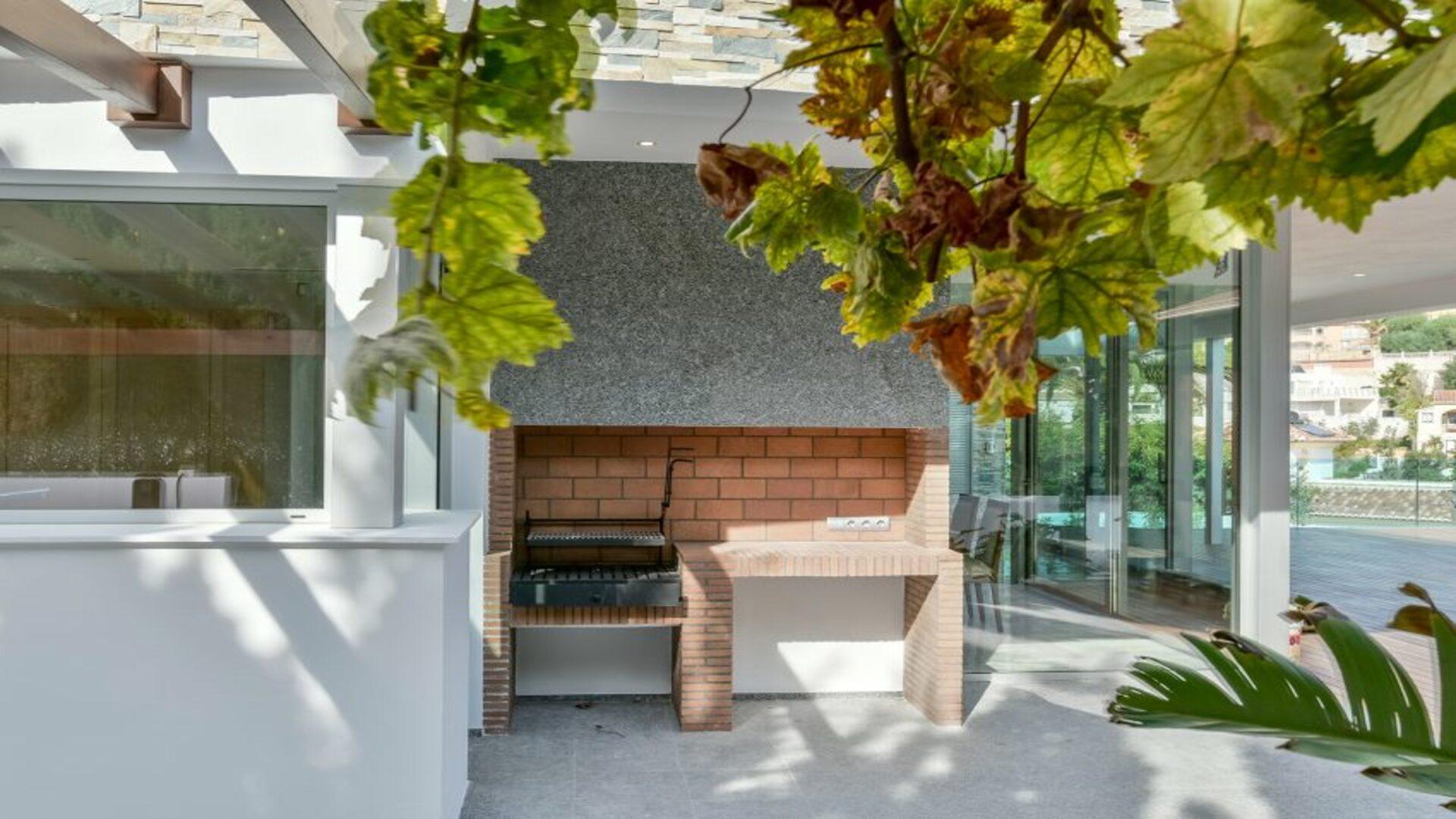 NE1320V - SPECTACULAR VILLA IN 1ST LINE OF THE SEA