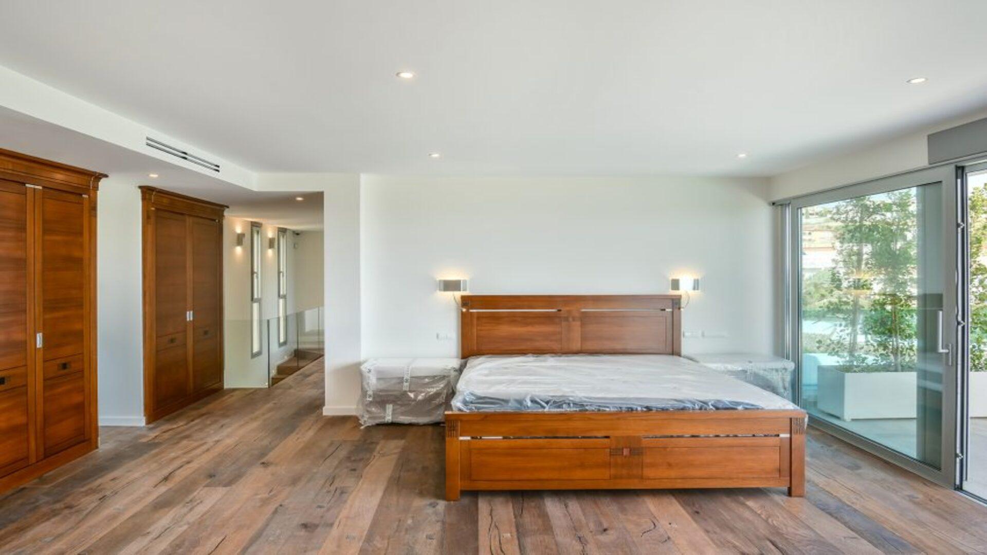 NE1320V - SPECTACULAR VILLA IN 1ST LINE OF THE SEA