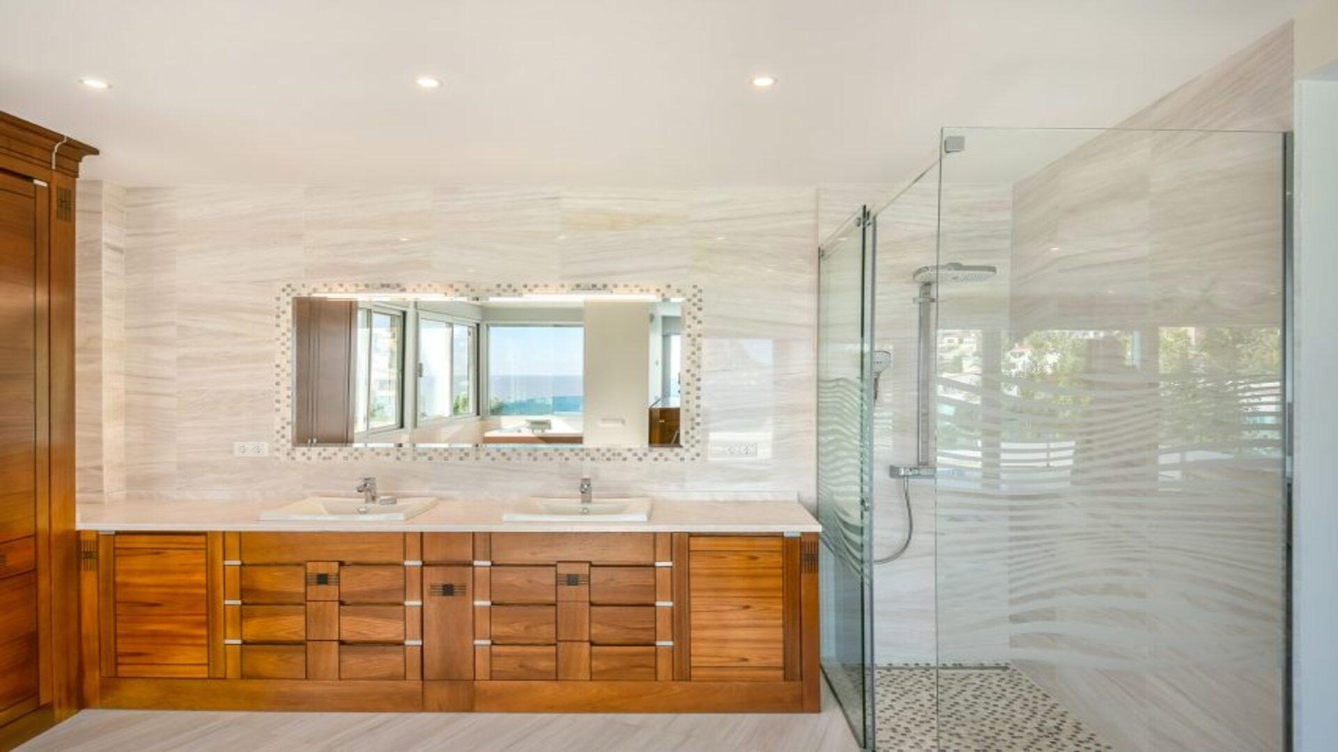 NE1320V - SPECTACULAR VILLA IN 1ST LINE OF THE SEA