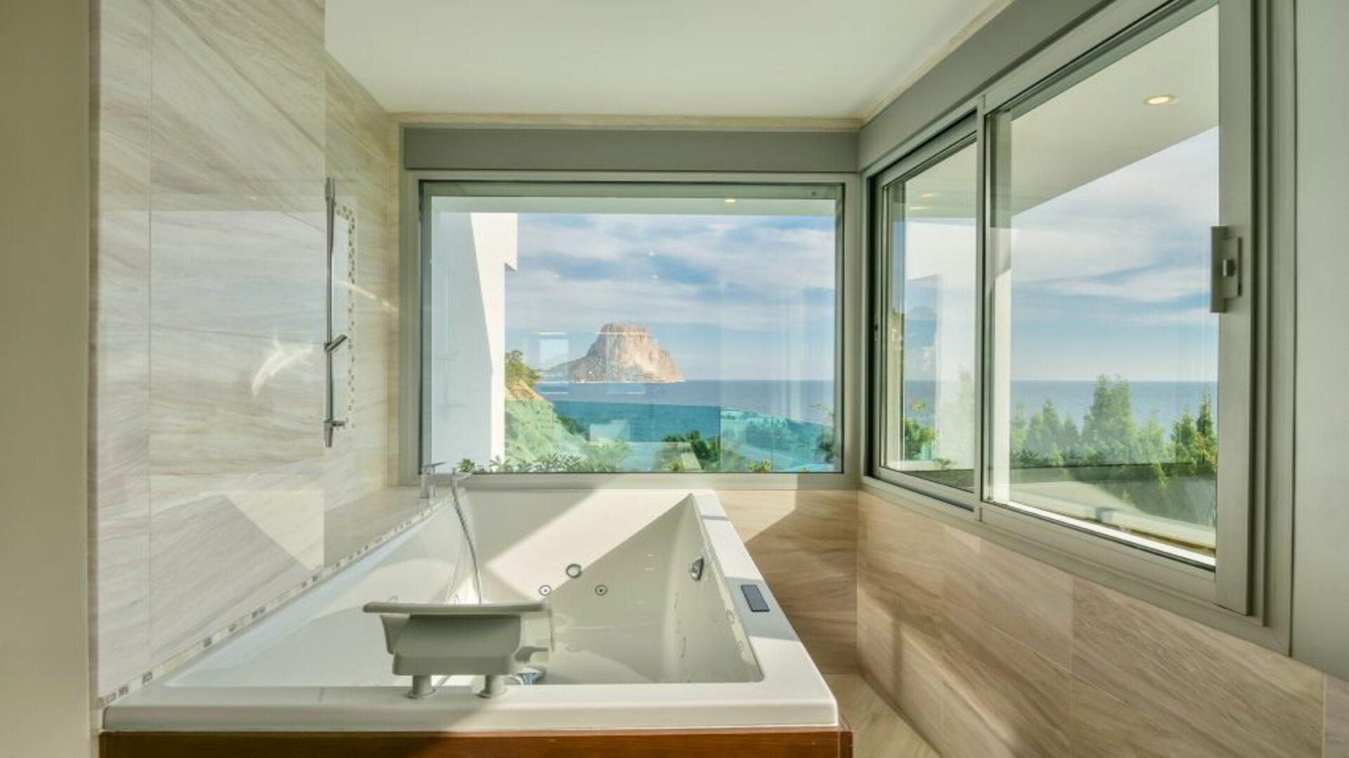 NE1320V - SPECTACULAR VILLA IN 1ST LINE OF THE SEA